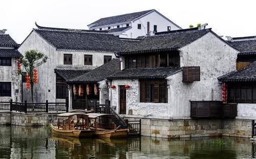 一场新品展示会在南京德基举办